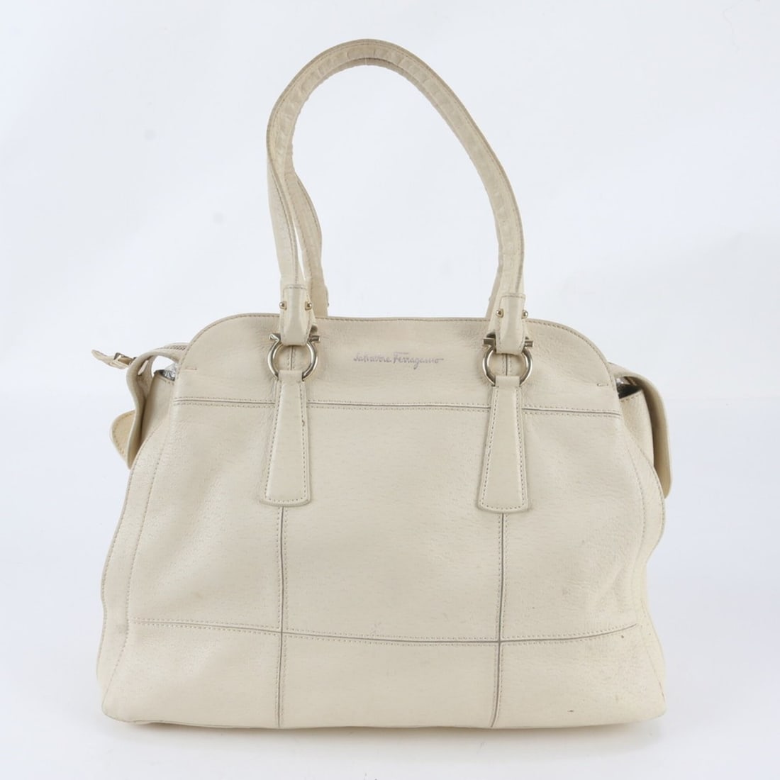 Salvatore Ferragamo 21-7472 Leather Handbag Tote Bag Brand Women's: --- Catalog ---Category: SizeSize (HxWxD): 24cm x 38cm x 15cm / 9.44'' x 14.96'' x 5.9''Handle Length: 55cm / 21.65''Category: DesignType: Handbag, Tote bagColor: IvoryGender: WomenMaterial: Leather C