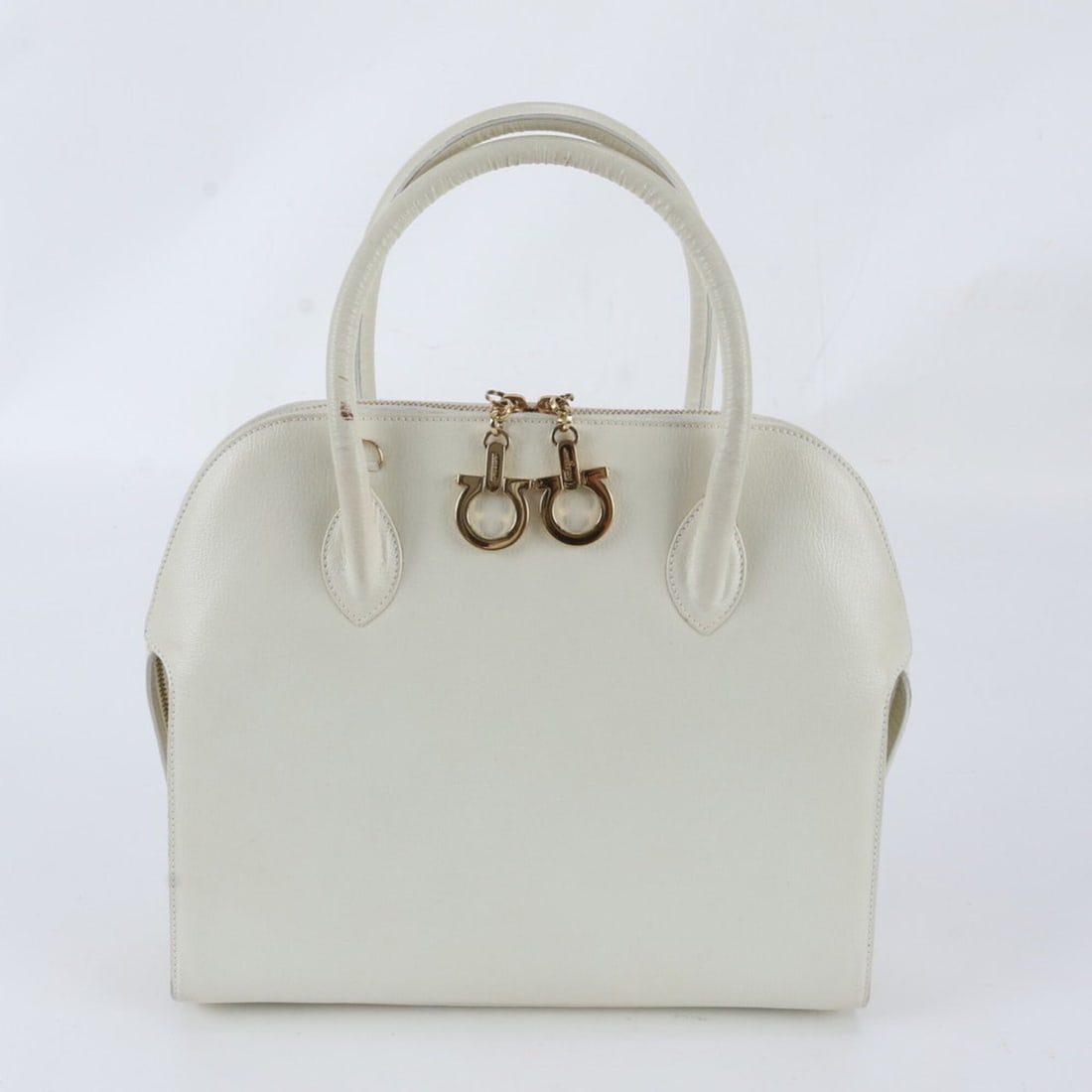 Salvatore Ferragamo Gancini BW-215644 Leather Handbag Tote Bag Brand Women's: --- Catalog ---Category: SizeSize (HxWxD): 25cm x 29cm x 6cm / 9.84'' x 11.41'' x 2.36''Handle Length: 40cm / 15.74''Category: DesignType: Handbag, Tote bagColor: WhiteGender: WomenMaterial: Leather C