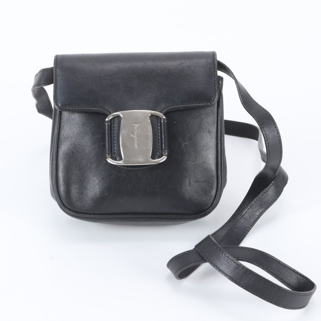 Salvatore Ferragamo Vara Leather Shoulder Bag Messenger Tote for Men: --- Catalog ---Category: SizeSize (HxWxD): 13cm x 13cm x 5cm / 5.11'' x 5.11'' x 1.96''Strap Length: 125cm / 49.21''Category: DesignType: Shoulder bag, Tote bagColor: BlackGender: MenMaterial: Leather