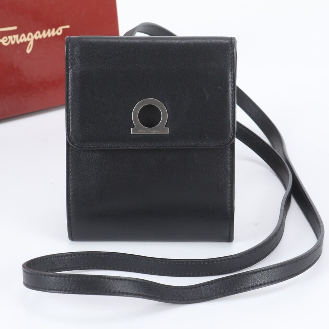 Salvatore Ferragamo Gancini Leather Shoulder Wallet, Bi-fold Long Wallet for Men: --- Catalog ---Category: SizeSize (HxWxD): 13cm x 10cm x 11cm / 5.11'' x 3.93'' x 4.33''Strap / Chain Length: 1.2m / 47.24''Category: DesignType: Chain/Shoulder walletColor: BlackGender: MenMaterial: 