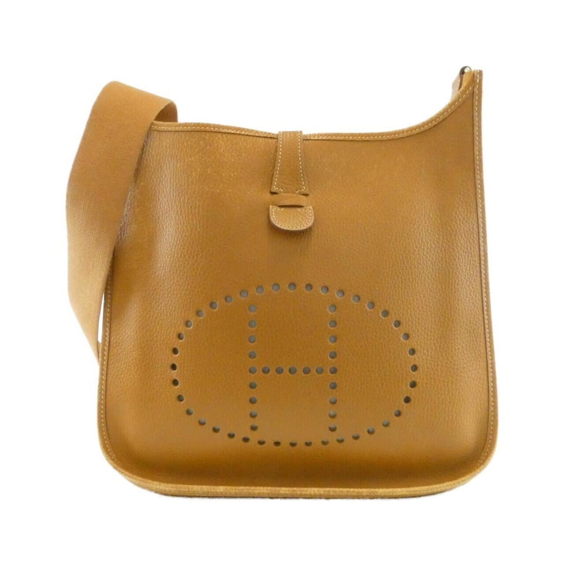 Hermes Evelyne GM Shoulder Bag: --- Catalog ---Category: SizeSize (HxWxD): 32cm x 30cm x 9cm / 12.59'' x 11.81'' x 3.54''Category: DesignType: Shoulder bagColor: CamelGender: WomenMaterial: Ardennes leather Hardware Color: