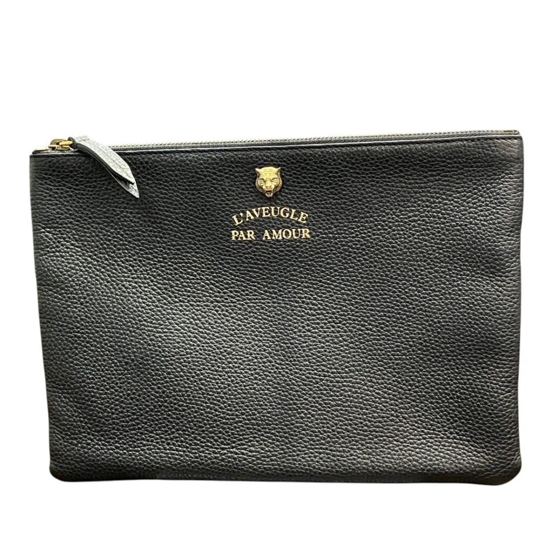 Gucci Animalier Tiger Leather Clutch Bag (453165): --- Catalog ---Category: SizeSize (HxWxD): 20cm x 27cm x 1cm / 7.87'' x 10.62'' x 0.39''Category: DesignType: Clutch bagGender: Men,WomenClosure: ZipperMaterial: Leather Category: GeneralLine: Animali