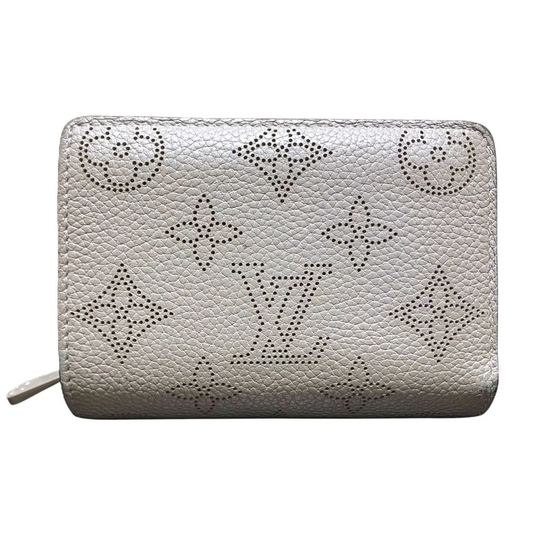 Louis Vuitton Portefeuille Claire Bi-fold Wallet, Monogram Mahina Leather, M80903: --- Catalog ---Category: SizeSize (HxWxD): 8cm x 11cm x 2.5cm / 3.14'' x 4.33'' x 0.98''Category: DesignType: Wallet (bi-fold)Color: GrayishGender: WomenMaterial: Leather Category: GeneralLine: Mahina