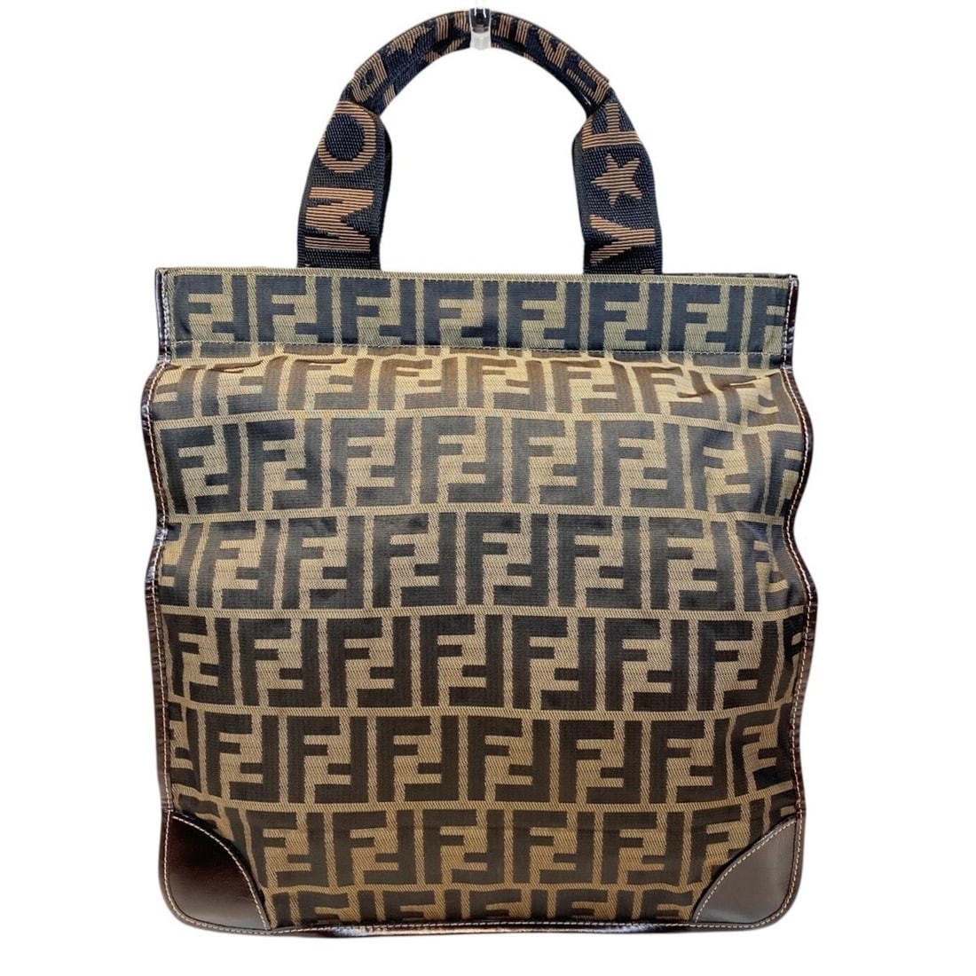 Fendi tote bag, Zucca pattern, foldable, canvas and leather, 26555: --- Catalog ---Category: SizeSize (HxWxD): 33cm x 31cm x 11cm / 12.99'' x 12.2'' x 4.33''Handle Length: 31cm / 12.2''Category: DesignType: Tote bagColor: BrownGender: WomenMaterial: Canvas , Leather C