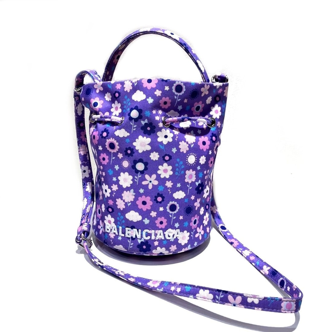 Balenciaga Wheel XS Shoulder Bag, Canvas, 656682: --- Catalog ---Category: SizeSize (HxWxD): 18.5cm x 14cm x 13.5cm / 7.28'' x 5.51'' x 5.31''Strap Length: 96cm - 124cm / 37.79'' - 48.81''Category: DesignType: Shoulder bagColor: PurpleGender: WomenMa