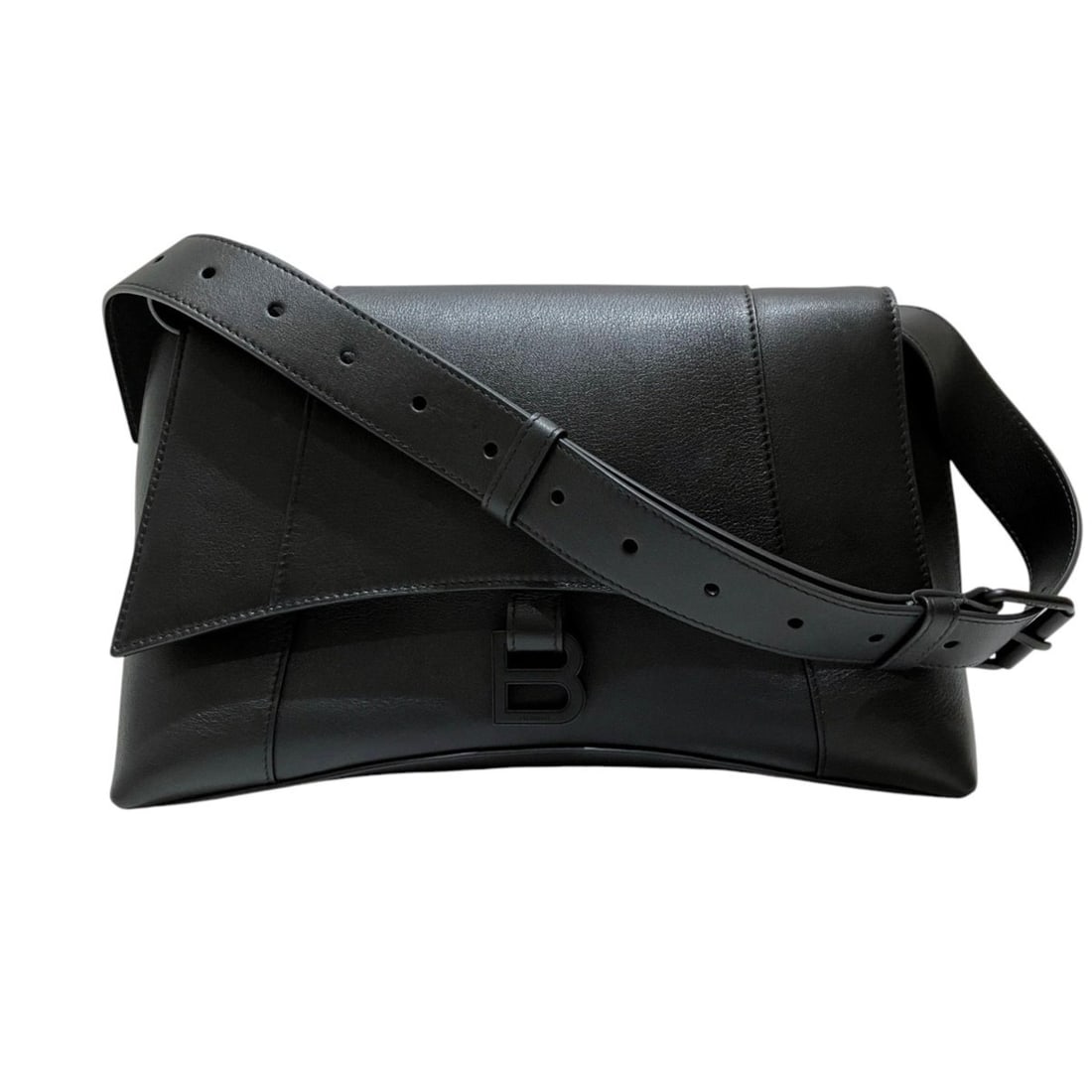 Balenciaga Downtown Medium Shoulder Bag, Leather, 671354: --- Catalog ---Category: SizeSize (HxWxD): 19cm x 31cm x 14cm / 7.48'' x 12.2'' x 5.51''Strap Length: 55cm - 98cm / 21.65'' - 38.58''Category: DesignType: Shoulder bagColor: BlackGender: WomenMaterial