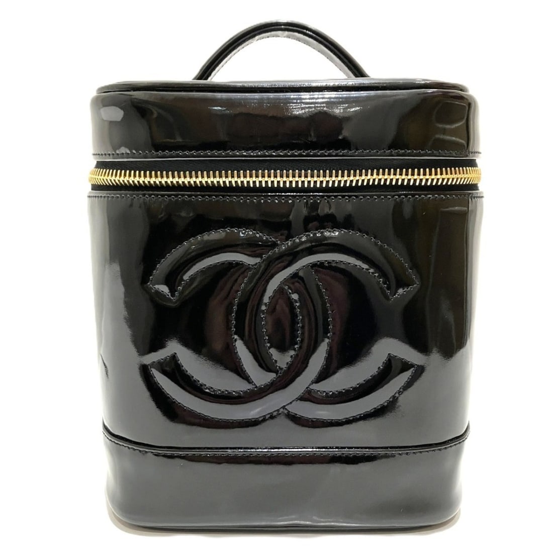 Chanel Vanity Handbag, Enamel, A01998: --- Catalog ---Category: SizeSize (HxWxD): 16cm x 15cm x 12cm / 6.29'' x 5.9'' x 4.72''Handle Length: 10cm / 3.93''Category: DesignType: Vanity bagColor: BlackGender: WomenClosure: ZipperMaterial: Lea