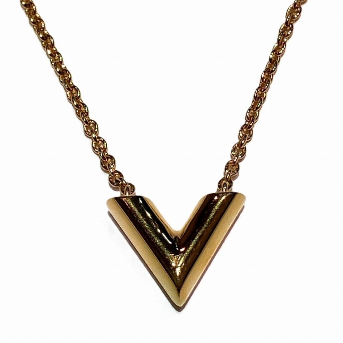 Louis Vuitton Essential V Necklace, Accessory, Total Weight 6.4g, 45cm, GP (Gold Plated), M61083: --- Catalog ---Category: SizeWeight: 6.4g / 0.22oz.Pendant Size: 13mm x 15mm / 0.51'' x 0.59''Neck Circumference: 45 cm / 17.71''Category: DesignColor: GoldGender: WomenNecklace Type: NecklaceCategory