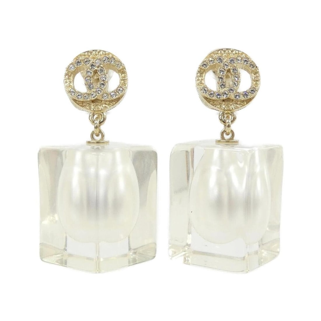 Chanel earrings: --- Catalog ---Category: SizeSize (HxWxD): 45.00mm x 17.00mm / 1.77'' x 0.67''Category: DesignType: Clip earringsColor: Clear, Gold, WhiteGender: WomenCategory: GeneralBrand: Chanel--- Item List