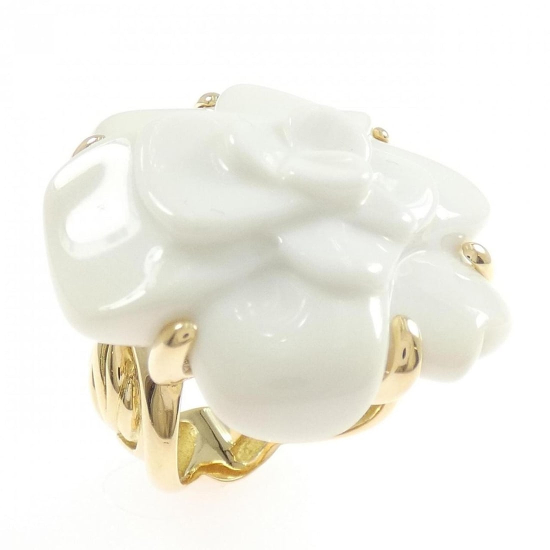 Chanel Camellia Ring: --- Catalog ---Category: SizeJP Size: 10.0US Size: 5.5Category: DesignType: Band ringStone: ChalcedonyGender: WomenMaterial: Yellow gold (18K)Category: GeneralBrand: Chanel--- Item List ---Section: