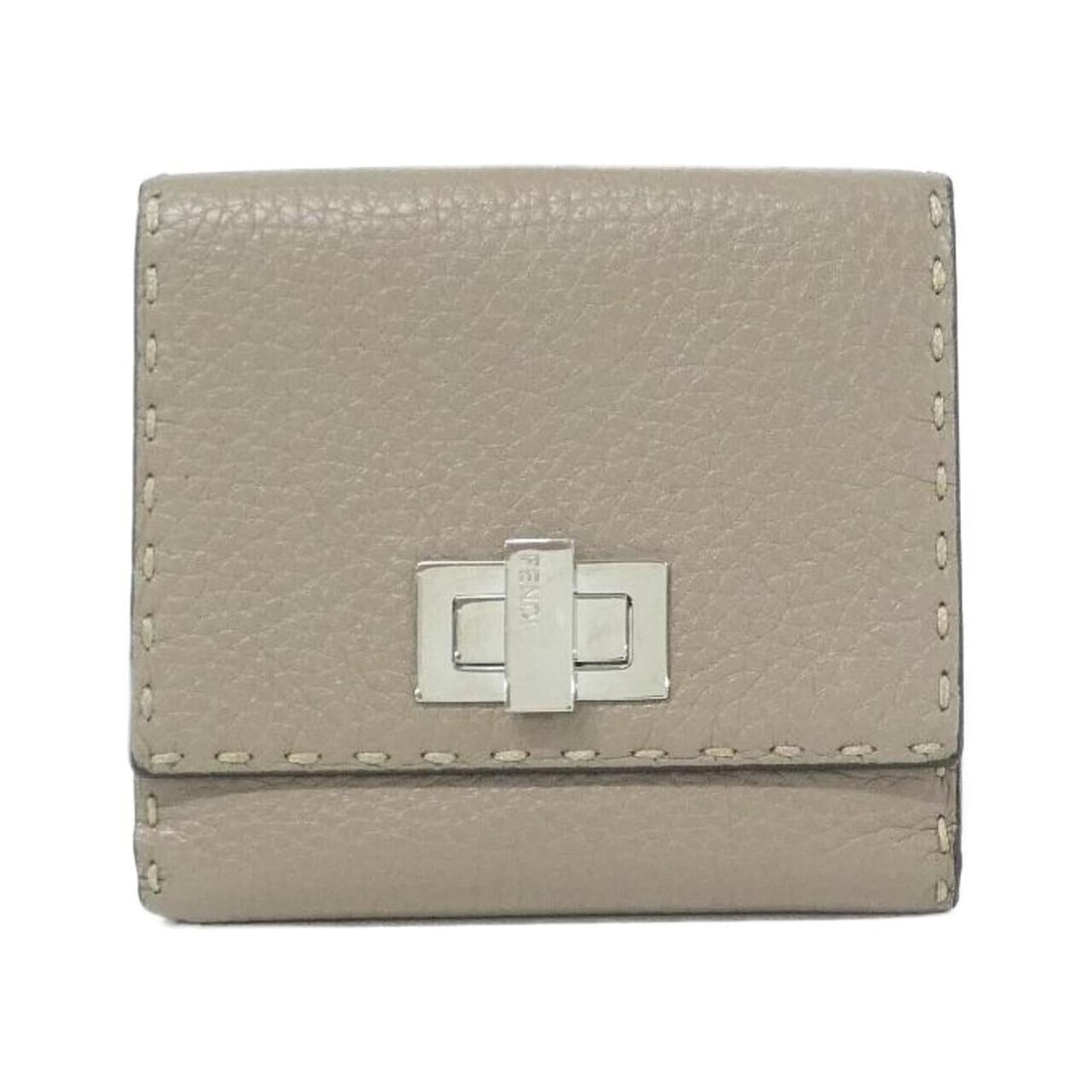 Fendi SELLERIA Peekaboo 8M0399 SFR Wallet: --- Catalog ---Category: SizeSize (HxWxD): 11cm x 12cm x 2cm / 4.33'' x 4.72'' x 0.78''Category: DesignType: Wallet (tri-fold)Color: BeigeGender: Men,WomenMaterial: Leather Leather/Fur Type: