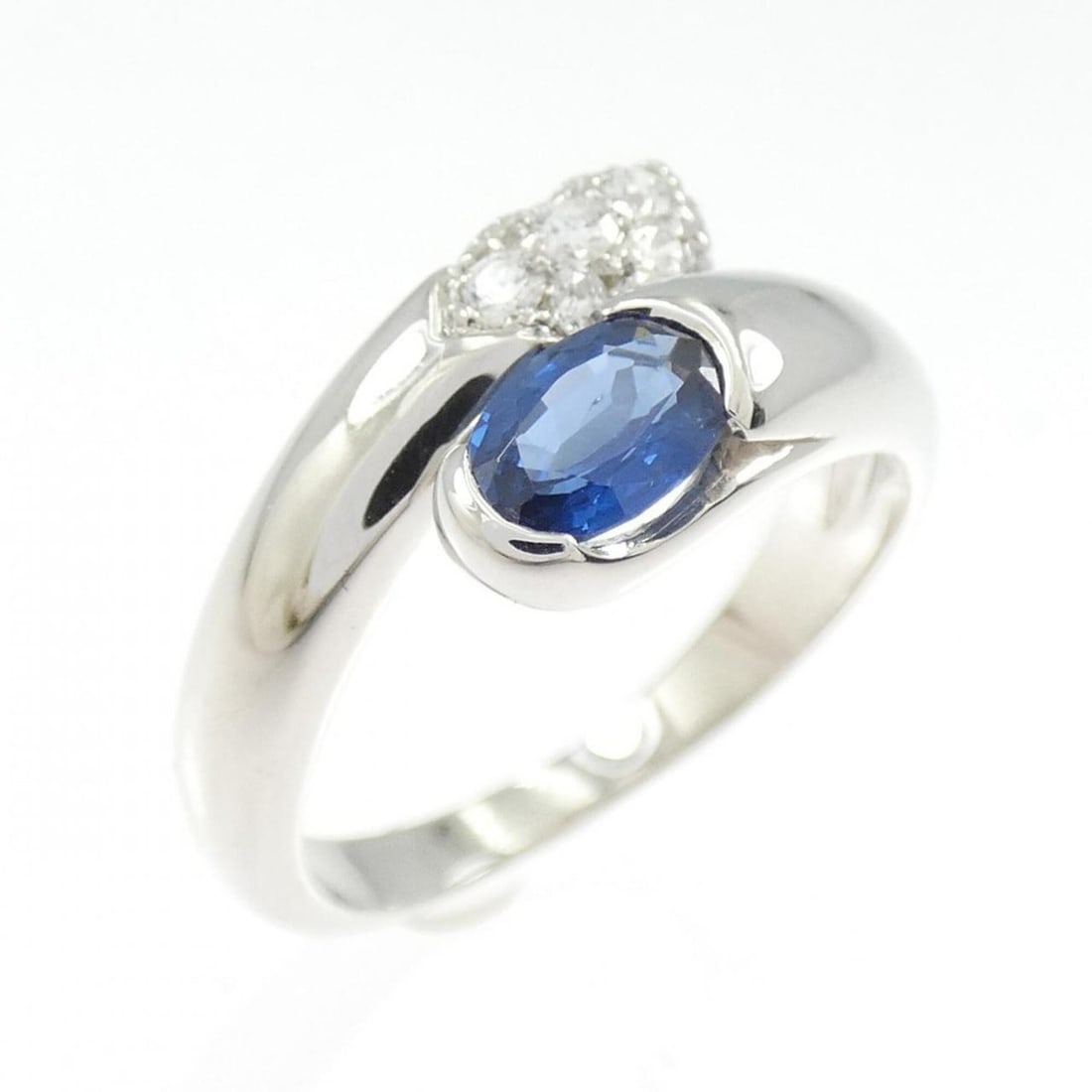 Bvlgari Astrea Ring: --- Catalog ---Category: SizeJP Size: 10.0US Size: 5.5Category: DesignType: Band ringStone: Diamond, SapphireGender: WomenMaterial: White gold (18K)Category: GeneralBrand: Bvlgari--- Item List