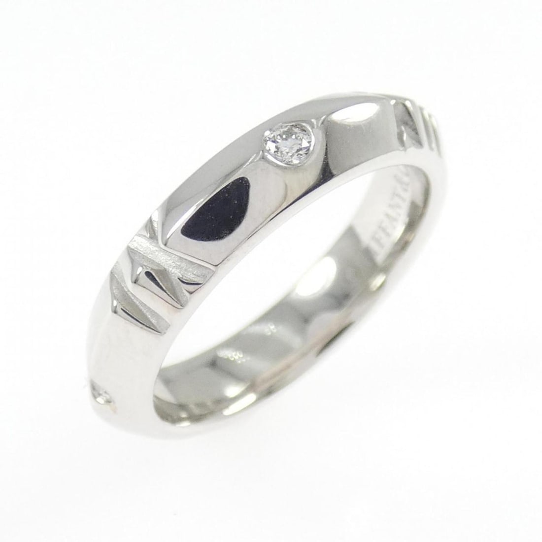 Tiffany & Co. Atlas X Closed Narrow Ring 0.10 CT: --- Catalog ---Category: SizeWidth: 4.1mm / 0.16''Weight: 5.6g / 0.19oz.JP Size: 9US Size: 5Category: DesignType: Band ringStone: DiamondGender: WomenMaterial: White gold (18K)Weight (ct.):