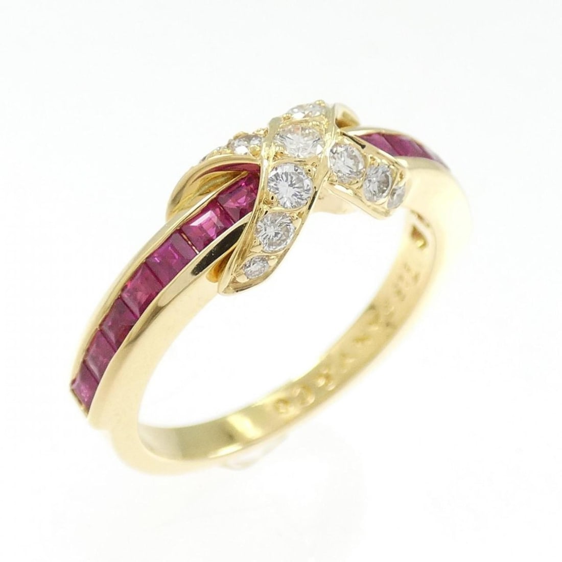 Tiffany Signature Ring: --- Catalog ---Category: SizeWeight: 4.4g / 0.15oz.JP Size: 14US Size: 7Category: DesignType: Band ringStone: Diamond, RubyGender: WomenMaterial: Yellow gold (18K)Category: GeneralBrand: Tiffany---