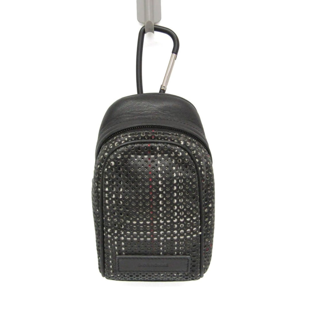 Dior Homme Small Pouch With Carabiner Men's Leather Pouch Black: --- Catalog ---Category: SizeSize (HxWxD): 17.5cm x 10cm x 5cm / 6.88'' x 3.93'' x 1.96''Category: DesignType: PouchColor: BlackGender: MenClosure: ZipperMaterial: Leather Inner Pocket: Open pocket 1L