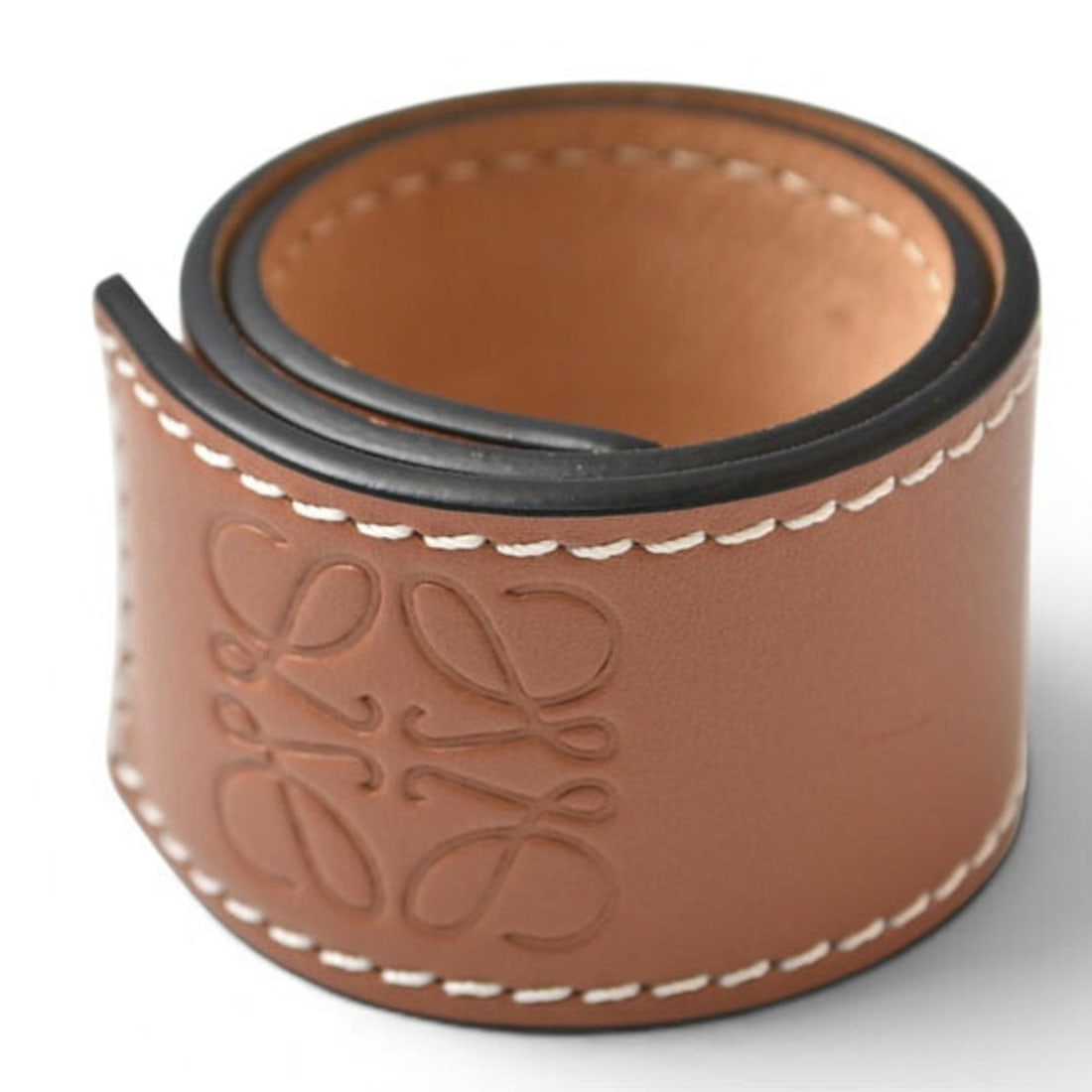 Loewe bracelet bangle LOEWE Anagram 119.19.336 SLAP brown: --- Catalog ---Category: SizeLength: 30cm / 11.81''Category: DesignType: Charm braceletColor: BrownGender: Women,MenMaterial: LeatherCategory: GeneralBrand: LoeweCountry of Origin: Spain--- Item List 