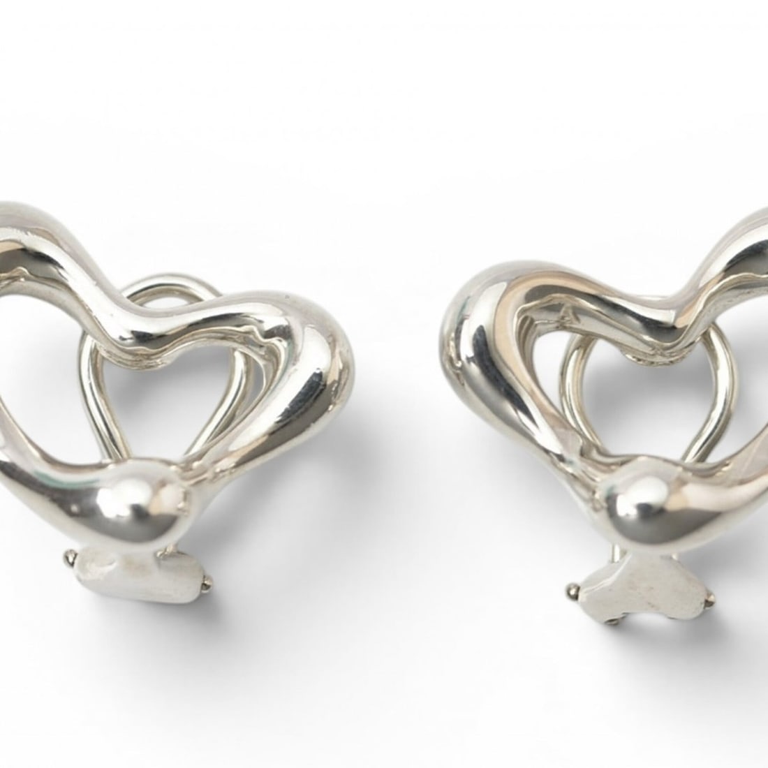 Tiffany & Co. Elsa Peretti Heart Earrings, SV925 Silver, Women's.: --- Catalog ---Category: SizeStone Size (HxW): 21.00mm x 18.00mm / 0.83'' x 0.71''Category: DesignColor: SilverGender: WomenMaterial: Silver 925Category: GeneralBrand: Tiffany--- Item List ---Section: