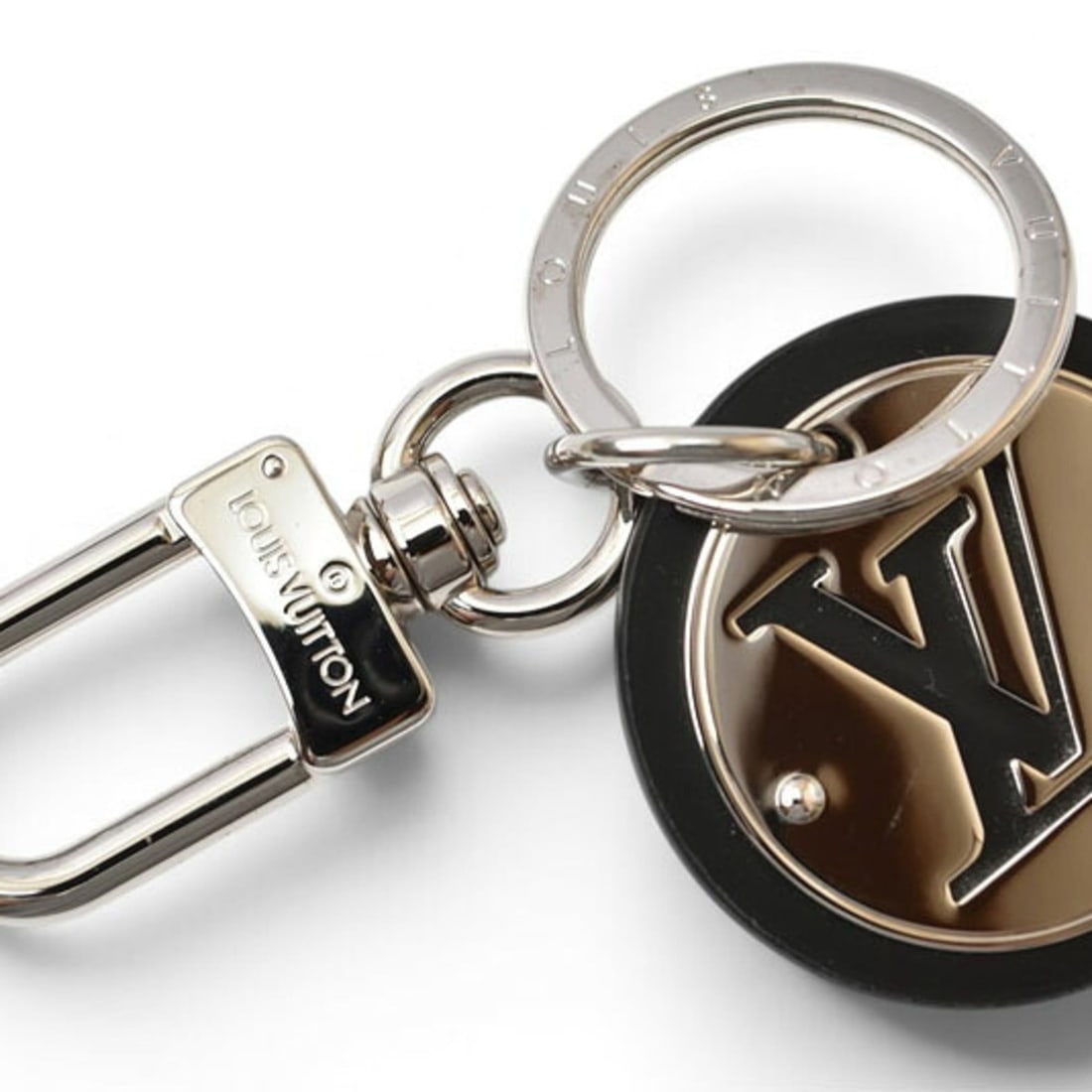 Louis Vuitton Bag Charm Keychain LOUIS VUITTON LV Circle M67362 Silver Black Leather Metal Men's: --- Catalog ---Category: SizeSize (HxWxD): 4.6cm x 4.6cm / 1.81'' x 1.81''Category: DesignColor: Black, SilverGender: Men,WomenMaterial: MetalCategory: GeneralMPN: M67362Brand: Louis VuittonCountry of