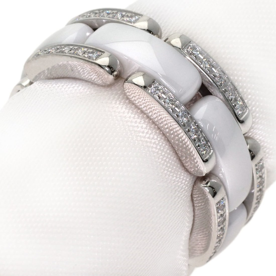 Chanel Ultra Diamond #51 Ring, 18K White Gold, Women's.: --- Catalog ---Category: SizeJP Size: 11US Size: 6Category: DesignType: Band ringStone: DiamondGender: WomenMaterial: White gold (18K)Category: GeneralBrand: Chanel--- Item List ---Section: ConditionR
