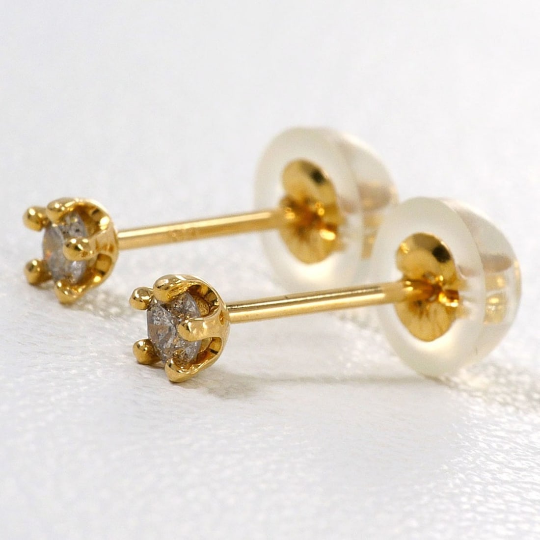 18K (18-karat) Yellow Gold (YG) Earrings with 0.05ct Diamonds, Total Weight 0.2g, Jewelry: --- Catalog ---Category: SizeWeight: 0.2g / 0oz.Category: DesignType: Stud earringsColor: Yellow goldMetal: GoldStone: DiamondGender: WomenMaterial: Yellow gold (18K)Metal Purity: 18KWeight (ct.): 0.0