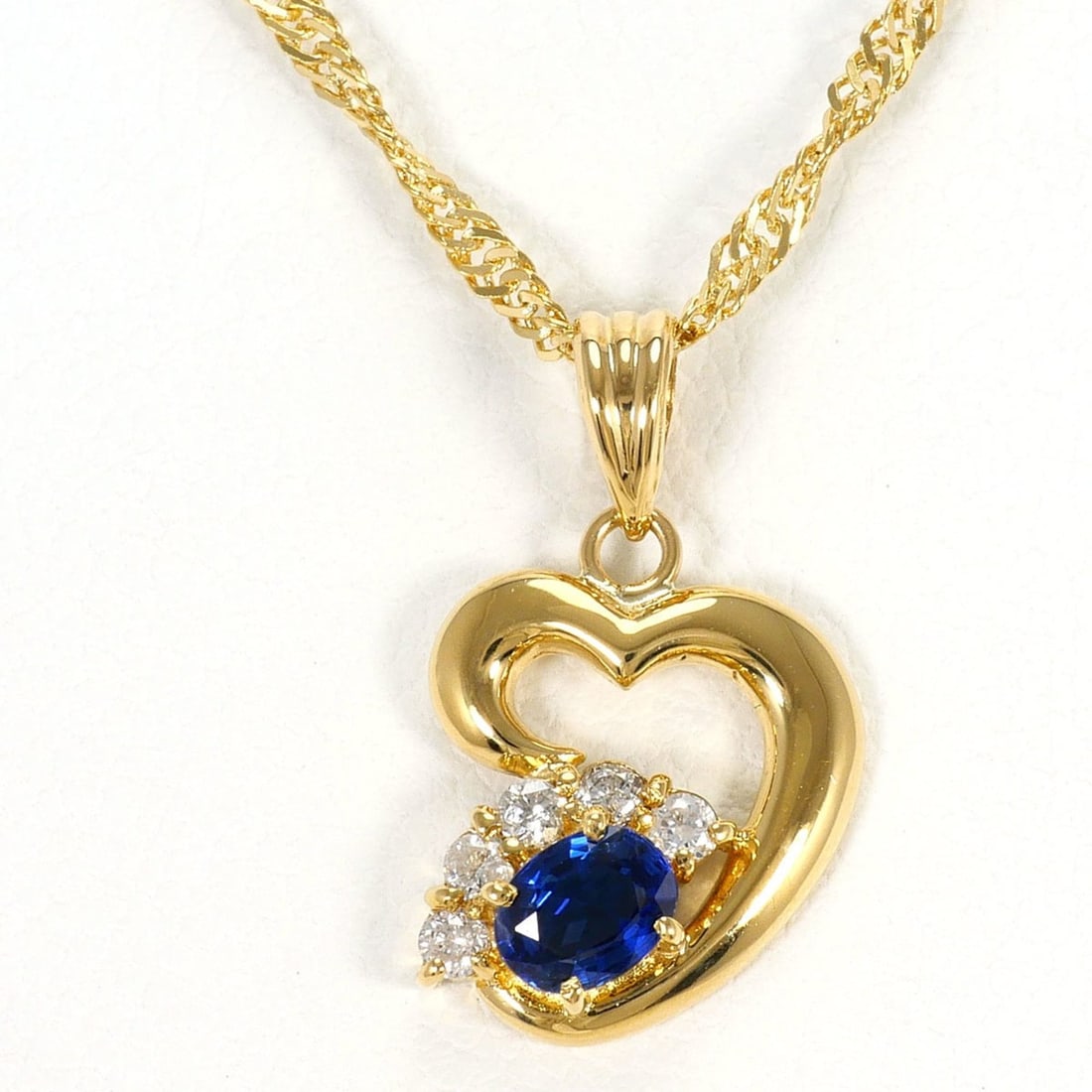18K (18-karat) Yellow Gold Necklace with 0.30ct Sapphire and 0.10ct Diamond, Card Design, Total: --- Catalog ---Category: SizeWeight: 3.3g / 0.11oz.Pendant Size: 17mm x 12mm / 0.66'' x 0.47''Neck Circumference: 40 cm / 15.74''Category: DesignColor: Yellow goldMetal: GoldStone: Diamond, SapphireGe