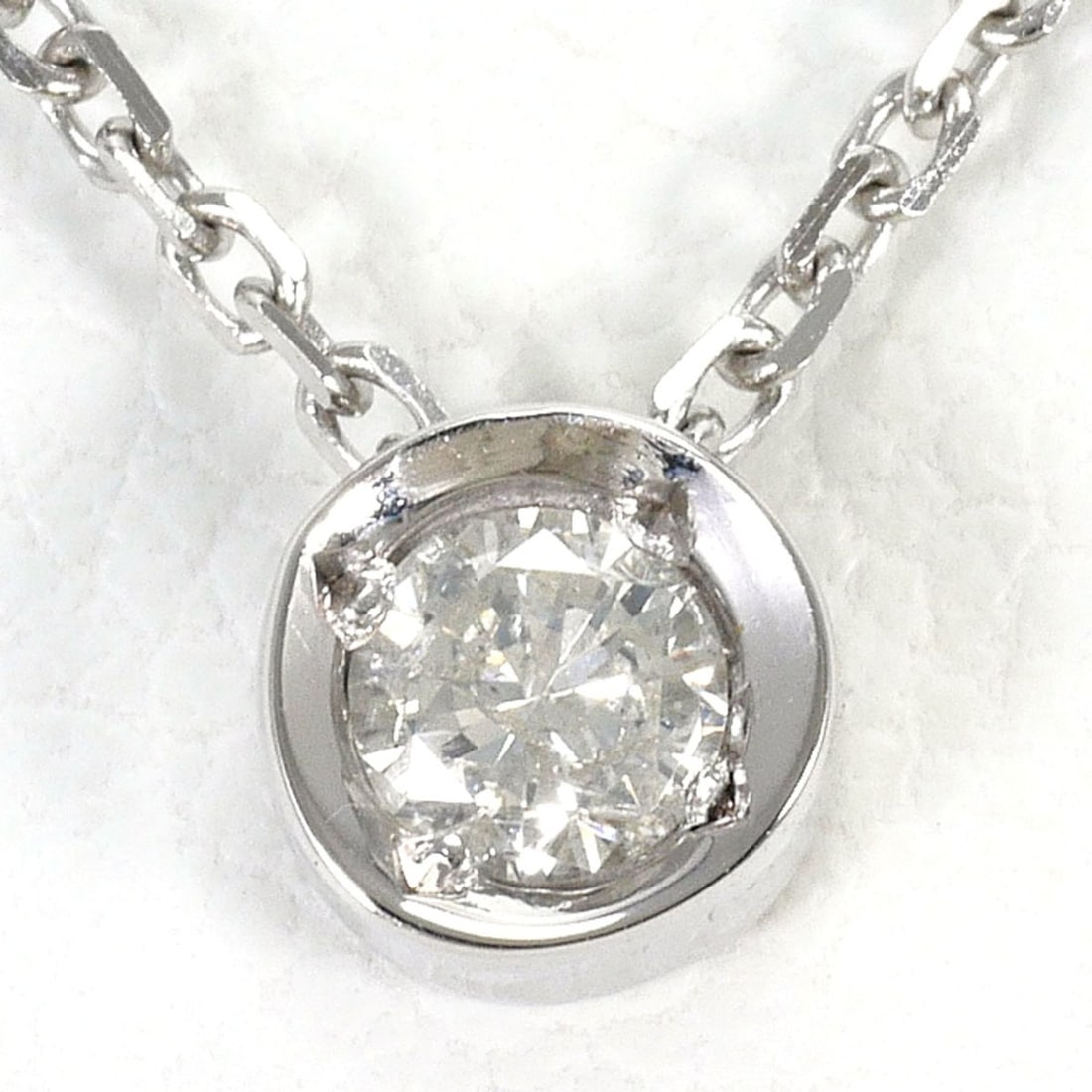 18K (18-karat white gold) necklace with 0.10ct diamond, total weight 1.7g, 40cm length, jewelry.: --- Catalog ---Category: SizeWeight: 1.7g / 0.05oz.Pendant Size: 4mm x 4mm / 0.15'' x 0.15''Neck Circumference: 40 cm / 15.74''Category: DesignColor: White goldMetal: White GoldStone: DiamondGender: W