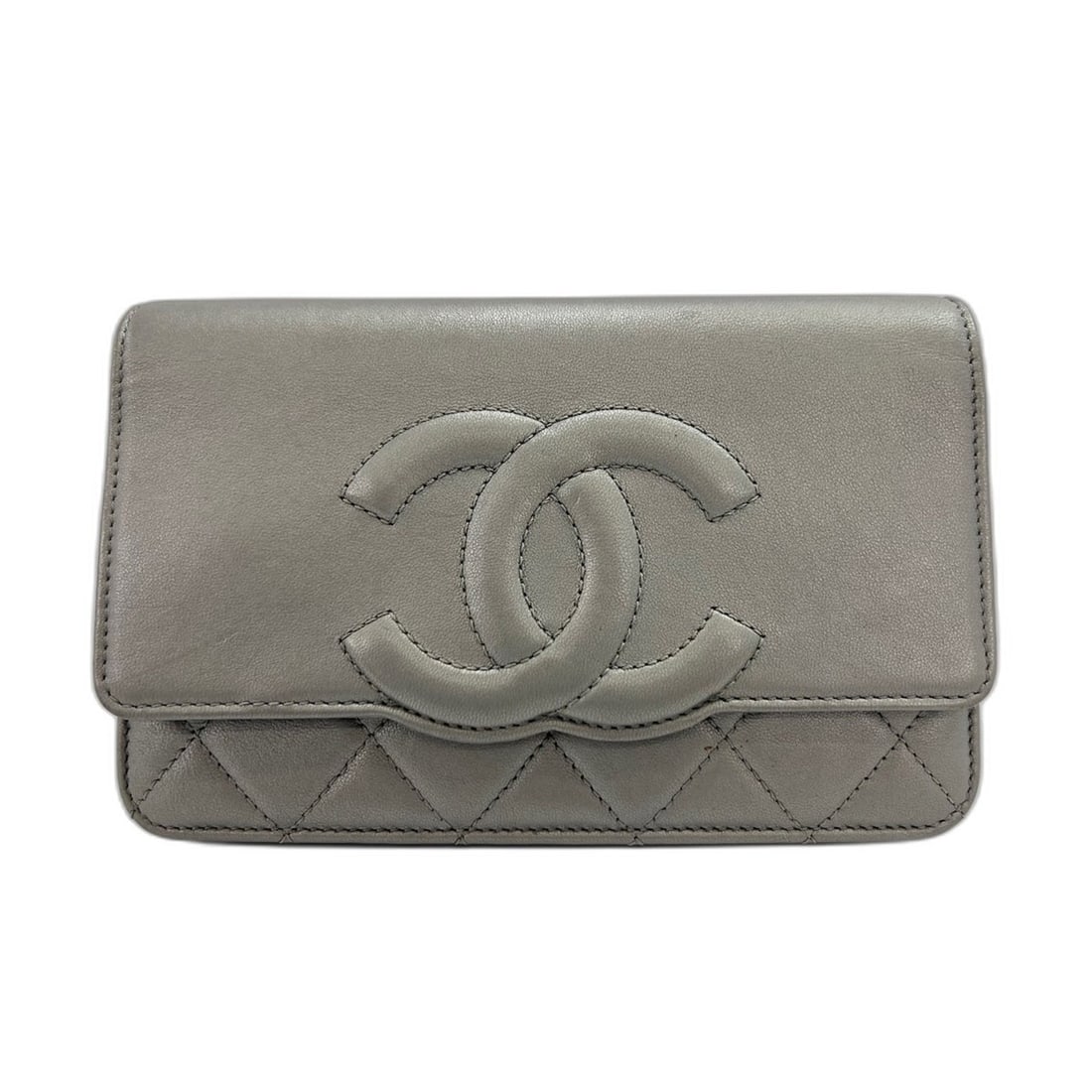CHANEL Matelassé Shoulder Bag, Lambskin, Silver: --- Catalog ---Category: SizeSize (HxWxD): 12cm x 19cm x 4cm / 4.72'' x 7.48'' x 1.57''Category: DesignType: Shoulder bagColor: SilverGender: WomenMaterial: Leather Category: GeneralBrand: Chanel---