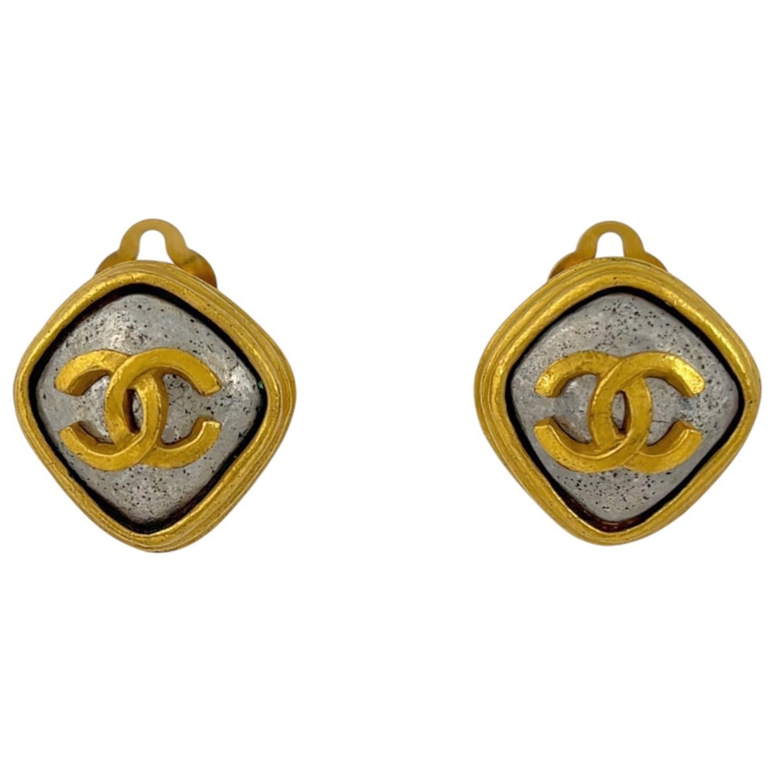 Chanel earrings, Coco Mark design, GP gold, for women.: --- Catalog ---Category: SizeSize (HxWxD): 20.00mm x 18.00mm / 0.79'' x 0.71''Category: DesignType: Clip earringsColor: GoldGender: WomenMaterial: Gold platingCategory: GeneralBrand: Chanel--- Item Li