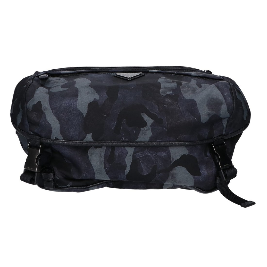 PRADA (Prada) Excellent Condition 2VH991 Nylon Camouflage Triangle Plate Messenger Bag Shoulder Navy: --- Catalog ---Category: SizeSize (HxWxD): 18cm x 33cm x 16cm / 7.08'' x 12.99'' x 6.29''Category: DesignType: Messenger bag, Shoulder bagColor: Black, NavyGender: MenMaterial: Nylon Category: General