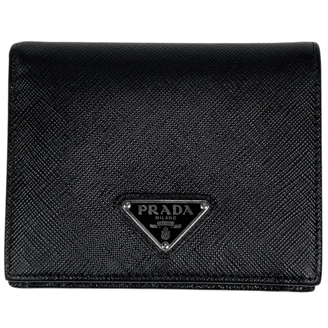 Prada Saffiano Triangle Bi-fold Wallet, Leather, Nero (Black), 1MV204, Women's: --- Catalog ---Category: SizeSize (HxWxD): 9cm x 11.5cm x 2.5cm / 3.54'' x 4.52'' x 0.98''Category: DesignType: Wallet (bi-fold)Color: BlackGender: WomenMaterial: Leather Leather/Fur Type: Saffiano le