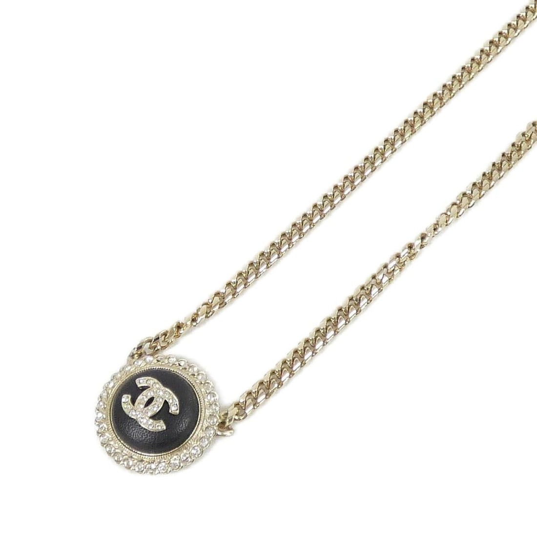 Chanel necklace: --- Catalog ---Category: SizePendant Size: 23mm x 23mm / 0.9'' x 0.9''Neck Circumference: 40 cm - 49 cm / 15.74'' - 19.29''Category: DesignColor: Black, GoldGender: WomenNecklace Type: