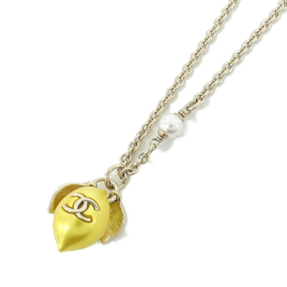 Chanel AB H000 Necklace: --- Catalog ---Category: SizePendant Size: 25mm x 15mm / 0.98'' x 0.59''Neck Circumference: 42 cm - 47 cm / 16.53'' - 18.5''Category: DesignColor: Gold, White, YellowGender: WomenMaterial: Artificial