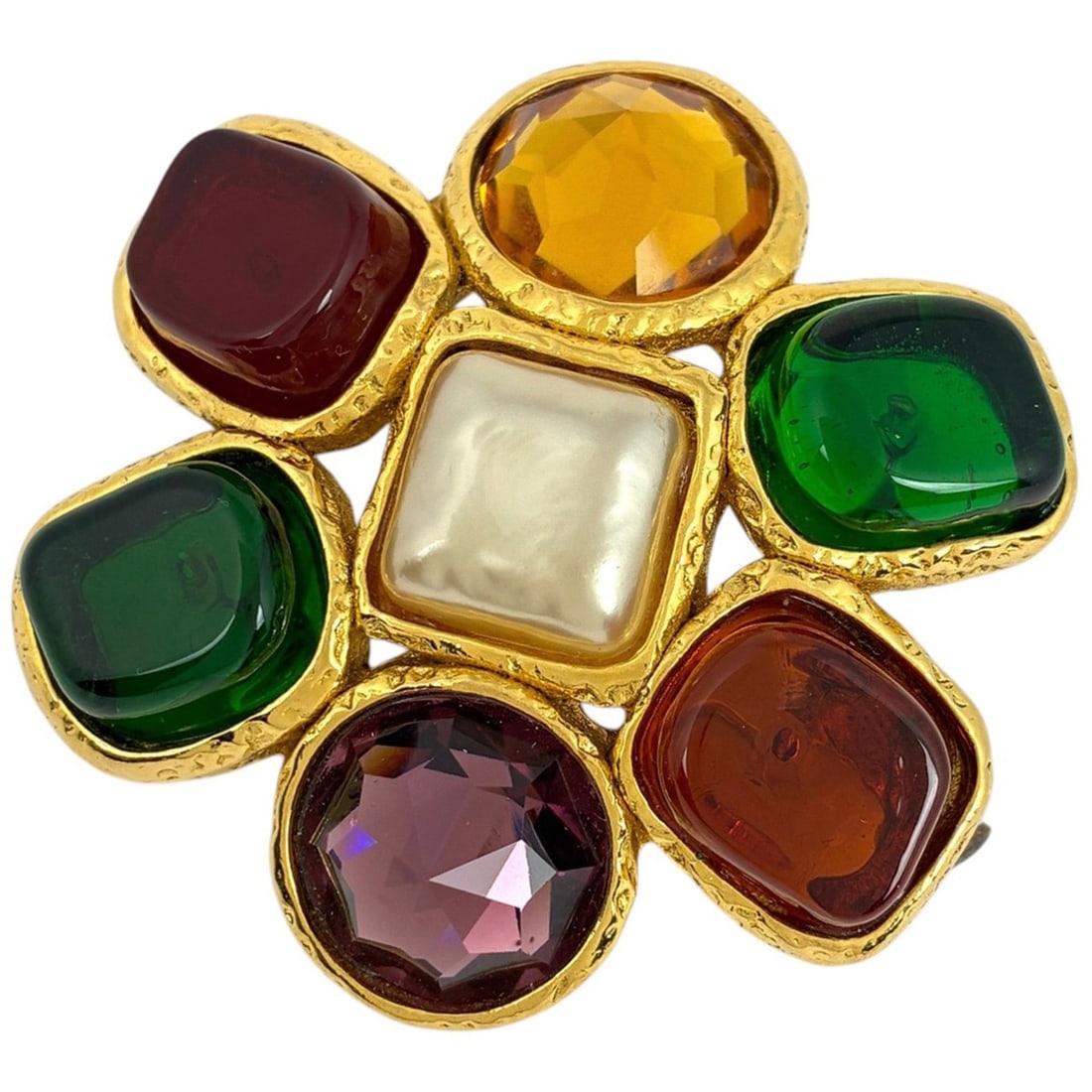 Chanel brooch, Gripoix, GP, faux pearl, colored stone, rhinestone, gold, white, green, women's.: --- Catalog ---Category: SizeSize (HxWxD): 5.1cm x 5.7cm / 2'' x 2.24''Category: DesignType: BroochColor: Gold, Green, WhiteStone: Color stone, RhinestoneGender: WomenMaterial: Gold platingCategory: G