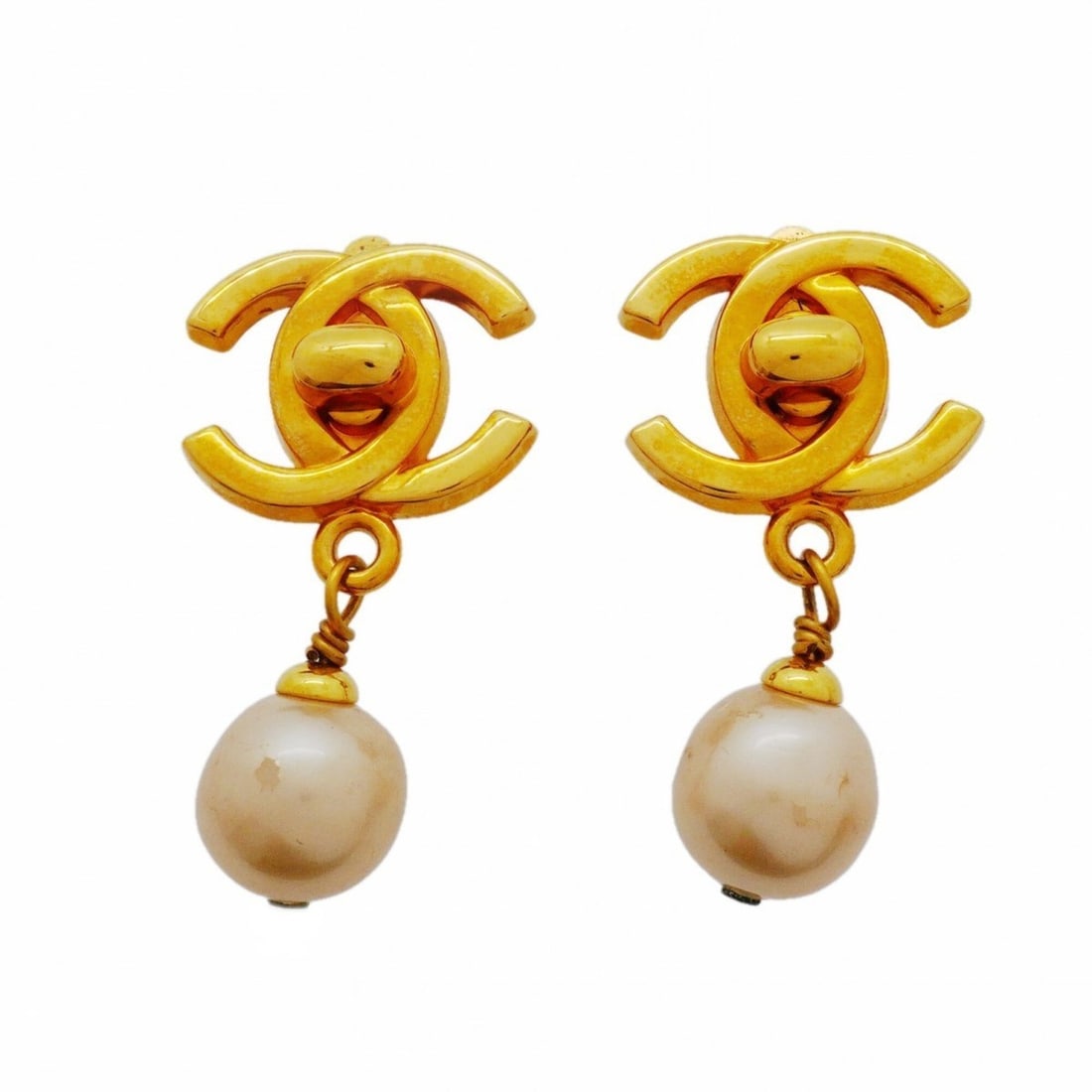 Chanel earrings, Coco Mark, turnlock, GP plated, faux pearl, gold, women's.: --- Catalog ---Category: SizeSize (HxWxD): 41.30mm x 21.90mm / 1.63'' x 0.86''Category: DesignType: Clip earringsColor: GoldGender: WomenMaterial: Gold platingCategory: GeneralBrand: Chanel--- Item