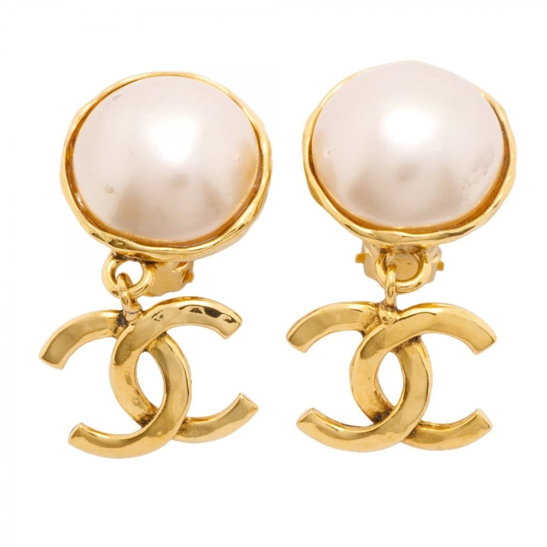 Chanel earrings, Coco Mark design, GP plated, faux pearl, gold, women's.: --- Catalog ---Category: SizeSize (HxWxD): 43.60mm x 21.80mm / 1.72'' x 0.86''Category: DesignType: Clip earringsColor: GoldGender: WomenMaterial: Gold platingCategory: GeneralBrand: Chanel--- Item Li
