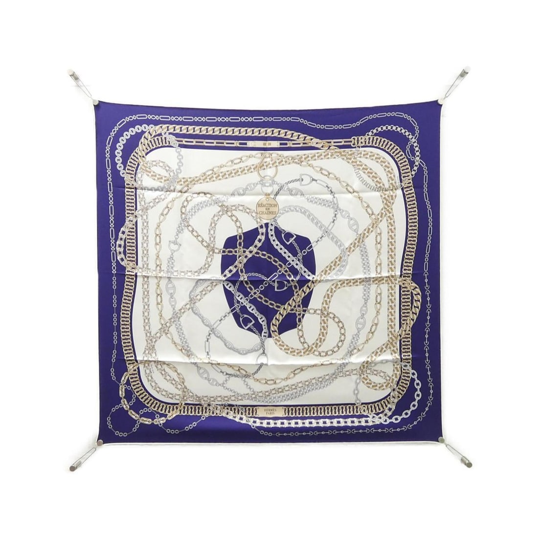 Hermes Reaction in Chaines Carre Scarf Muffler: --- Catalog ---Category: SizeSize (LxW): 90cm x 90cm / 35.43'' x 35.43''Category: DesignType: ScarfColor: Beige, WhiteGender: Women,MenMaterial: Silk Category: GeneralBrand: Hermes--- Item List ---Sec