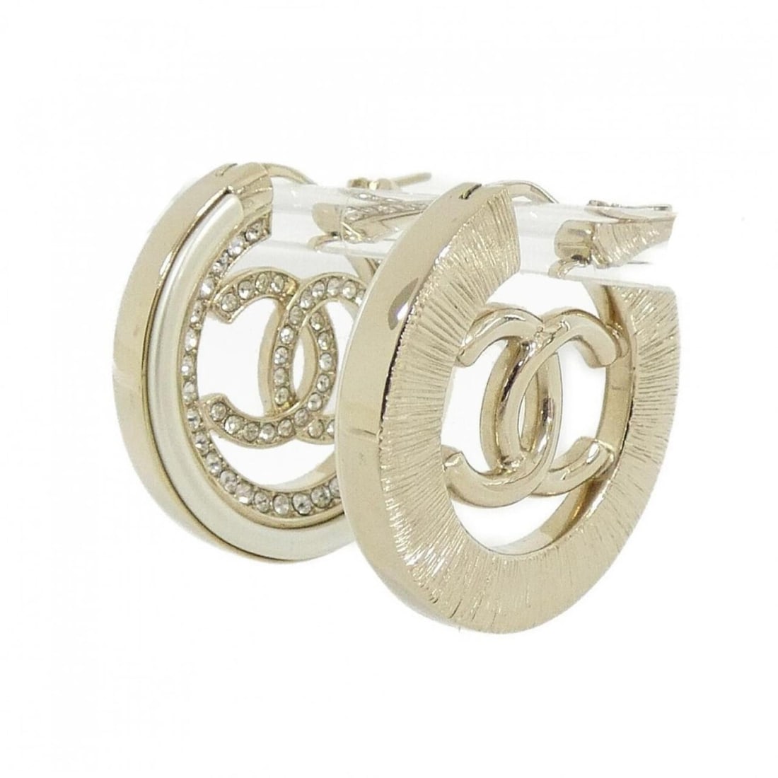 Chanel AB6732 Earrings: --- Catalog ---Category: SizeSize (HxWxD): 30.00mm x 30.00mm / 1.18'' x 1.18''Category: DesignType: Hoop earringsColor: Clear, Gold, WhiteGender: WomenCategory: GeneralMPN: AB6732Brand: Chanel---