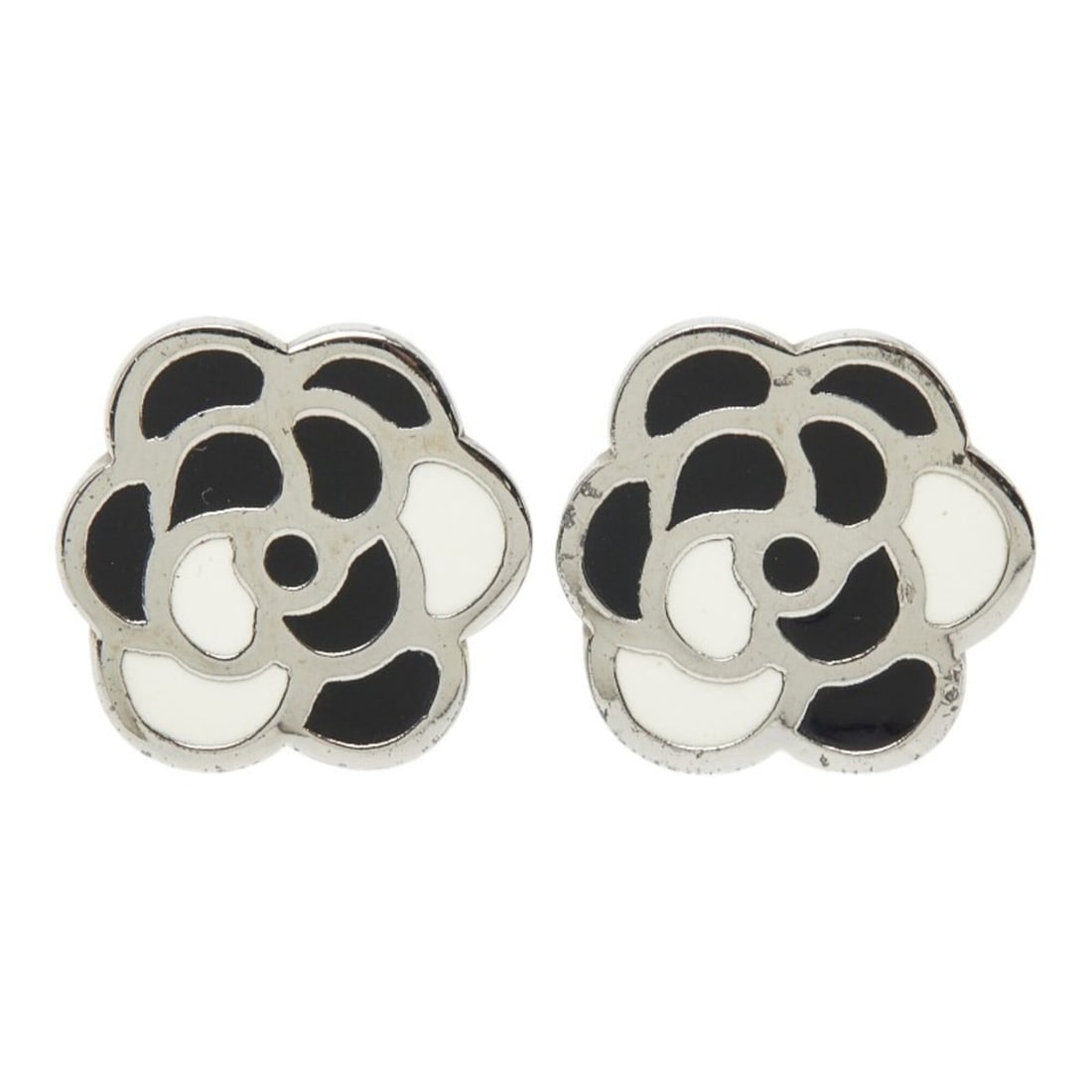 Chanel Camellia Earrings, Silver and Black Metal, Women's.: --- Catalog ---Category: SizeSize (HxWxD): 19.40mm x 20.30mm / 0.76'' x 0.80''Category: DesignType: Clip earringsColor: Black, SilverGender: WomenMaterial: MetalCategory: GeneralBrand: Chanel--- Item 