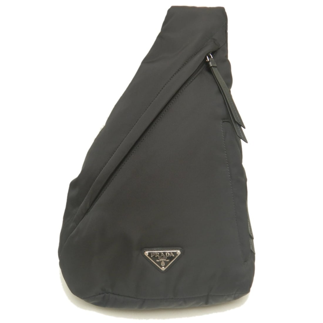 PRADA 2VZ092 Body Bag Re-Nylon NERO Men's 254107: --- Catalog ---Category: SizeSize (HxWxD): 41cm x 23cm x 5cm / 16.14'' x 9.05'' x 1.96''Strap Length: 65cm - 95cm / 25.59'' - 37.4''Category: DesignType: Shoulder bag, Sling bagColor: Black, NeroGende