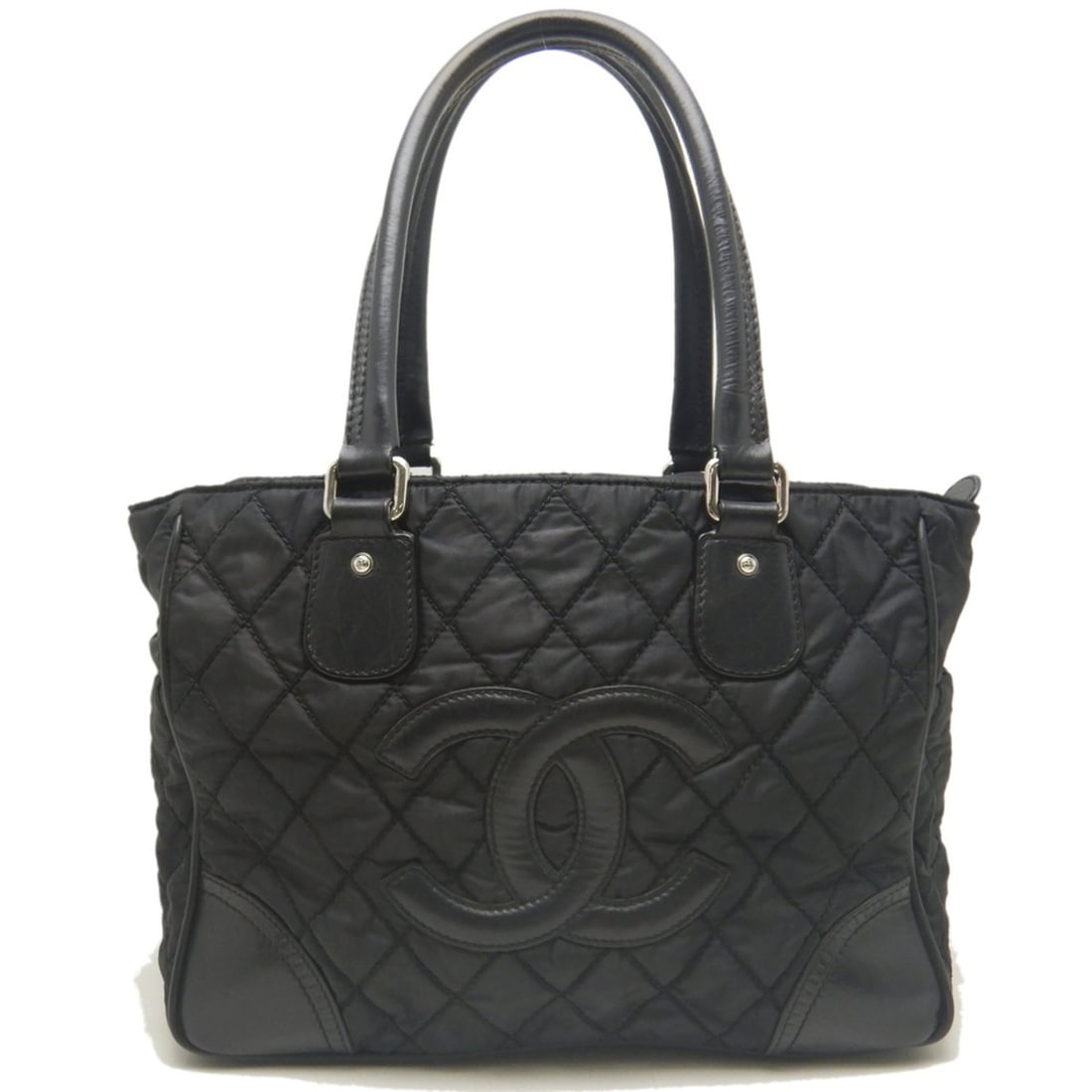 CHANEL Paris New York Line A33100 Tote Bag, Nylon x Calfskin, Black, Women's, 254096: --- Catalog ---Category: SizeSize (HxWxD): 25cm x 33cm x 15cm / 9.84'' x 12.99'' x 5.9''Category: DesignType: Tote bagColor: BlackGender: WomenClosure: ZipperMaterial: Nylon , Leather Hardware Color: 