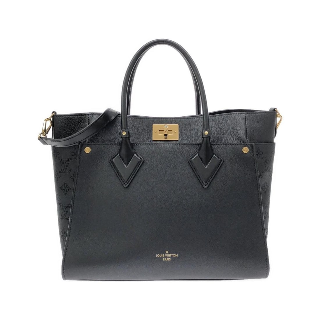 Louis Vuitton On My Side GM M22225 Handbag: --- Catalog ---Category: SizeSize (HxWxD): 28cm x 37cm x 12cm / 11.02'' x 14.56'' x 4.72''Category: DesignType: HandbagColor: BlackGender: Women,MenMaterial: Leather Leather/Fur Type: CalfskinCategory