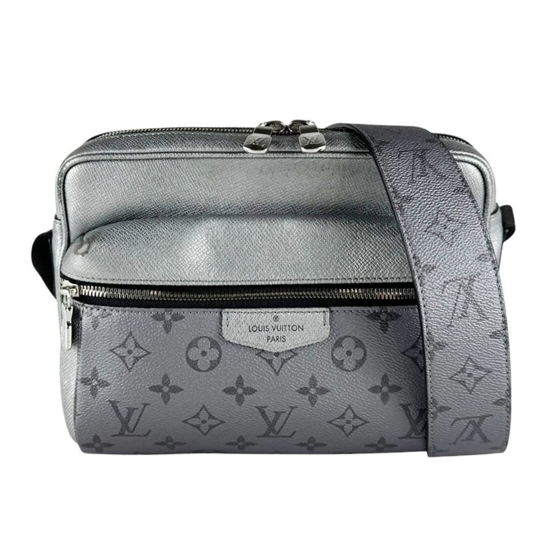 Louis Vuitton LOUIS VUITTON Shoulder Bag Outdoor Messenger Leather Silver Men's M30830 z10613: --- Catalog ---Category: SizeSize (HxWxD): 20cm x 26cm x 8cm / 7.87'' x 10.23'' x 3.14''Category: DesignType: Shoulder bagColor: SilverGender: MenMaterial: Leather Category: GeneralMPN: M30830Brand: L