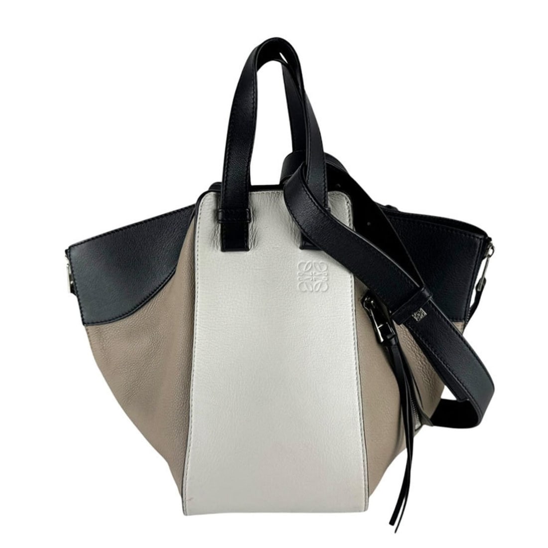 Loewe Hammock Leather Shoulder Bag/Handbag (Black, White, Beige) - Women's (z10616): --- Catalog ---Category: SizeSize (HxWxD): 24cm x 37cm x 24cm / 9.44'' x 14.56'' x 9.44''Category: DesignType: Handbag, Shoulder bagColor: Beige, Black, WhiteGender: WomenMaterial: Leather Category: G