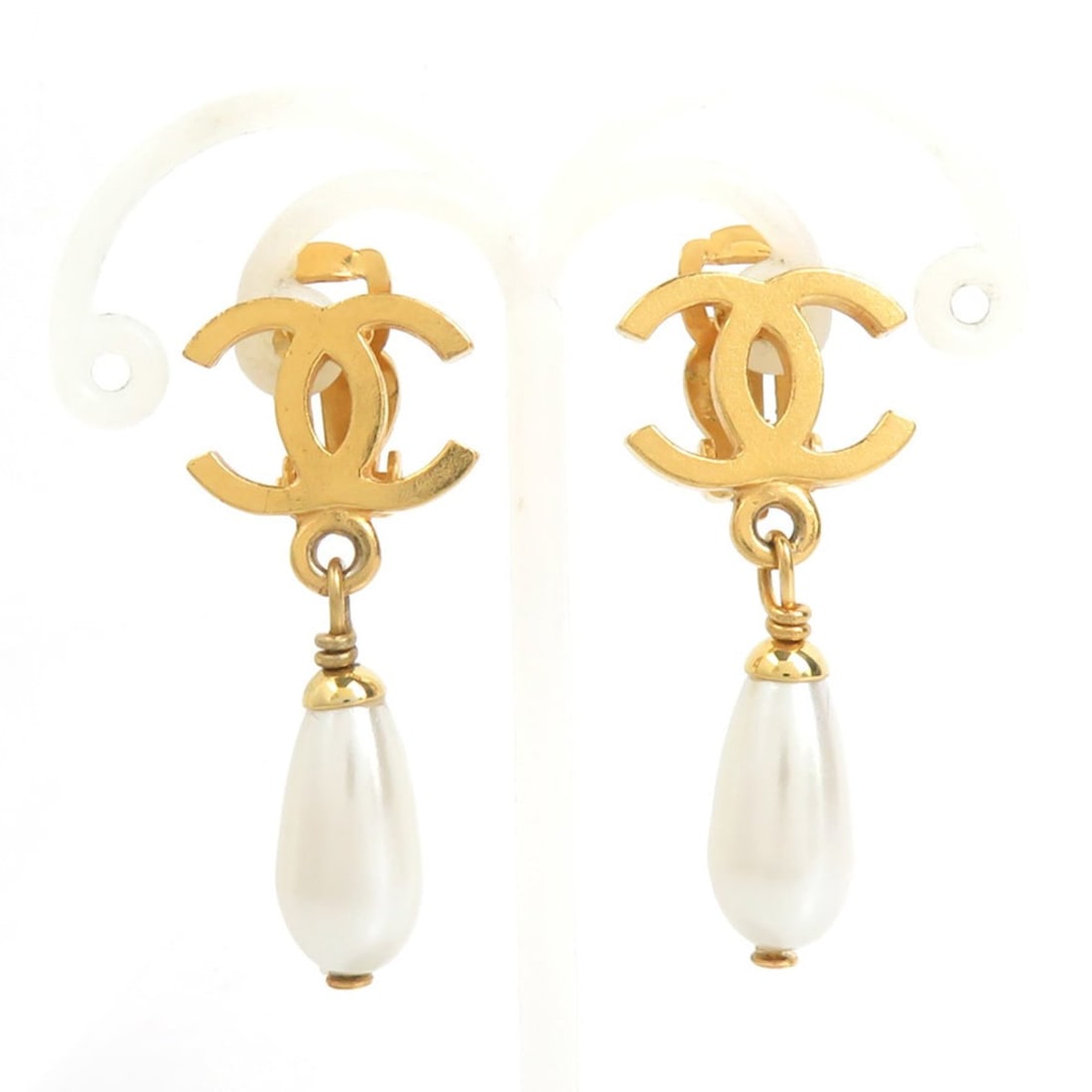 Chanel earrings, Coco Mark design, metal, faux pearl, gold, white, women's, e62113a: --- Catalog ---Category: SizeSize (HxWxD): 35.00mm x 15.00mm / 1.38'' x 0.59''Category: DesignType: Clip earringsColor: Gold, WhiteGender: WomenMaterial: Artificial pearl, MetalCategory: GeneralBrand: