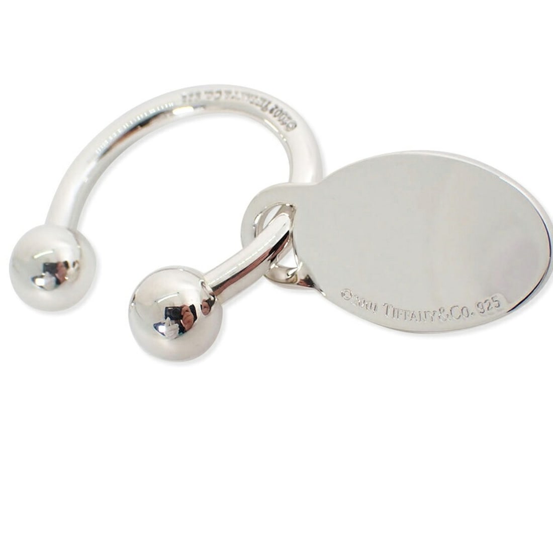 TIFFANY & Co. 925 Oval Tag Keyring: --- Catalog ---Category: SizeSize (HxWxD): 3.4cm x 3.1cm / 1.33'' x 1.22''Category: DesignType: KeyringGender: WomenMaterial: Sterling silver 925Category: GeneralBrand: Tiffany--- Item List