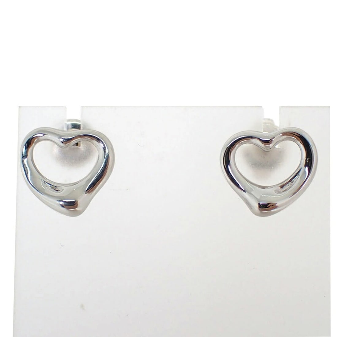TIFFANY & Co. 925 Heart Earrings: --- Catalog ---Category: SizeSize (HxWxD): 9.70mm x 10.70mm / 0.38'' x 0.42''Category: DesignType: Stud earringsGender: WomenMaterial: Sterling silver 925Category: GeneralBrand: Tiffany--- Item List