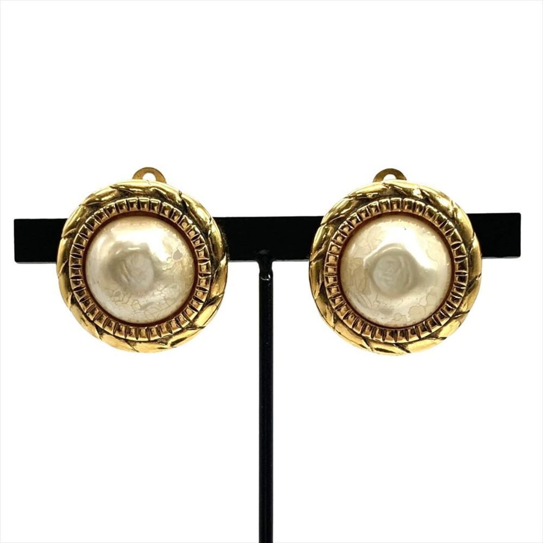 Chanel Circle Earrings 2402 GPg White Gold Hardware Vintage Women's: --- Catalog ---Category: SizeSize (HxWxD): 20.00mm x 20.00mm x 15.00mm / 0.79'' x 0.79'' x 0.59''Category: DesignType: Clip earringsColor: Gold, WhiteGender: WomenMaterial: Gold platingCategory: Gener