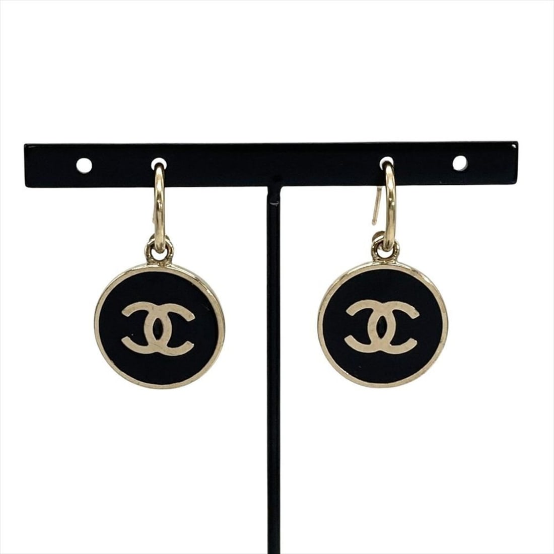 Chanel Coco Mark Circle Earrings 05V Black with Silver Hardware (No Backing) - Women's: --- Catalog ---Category: SizeSize (HxWxD): 20.00mm x 20.00mm x 20.00mm / 0.79'' x 0.79'' x 0.79''Category: DesignType: Stud earringsColor: Black, SilverGender: WomenCategory: GeneralBrand: ChanelCount