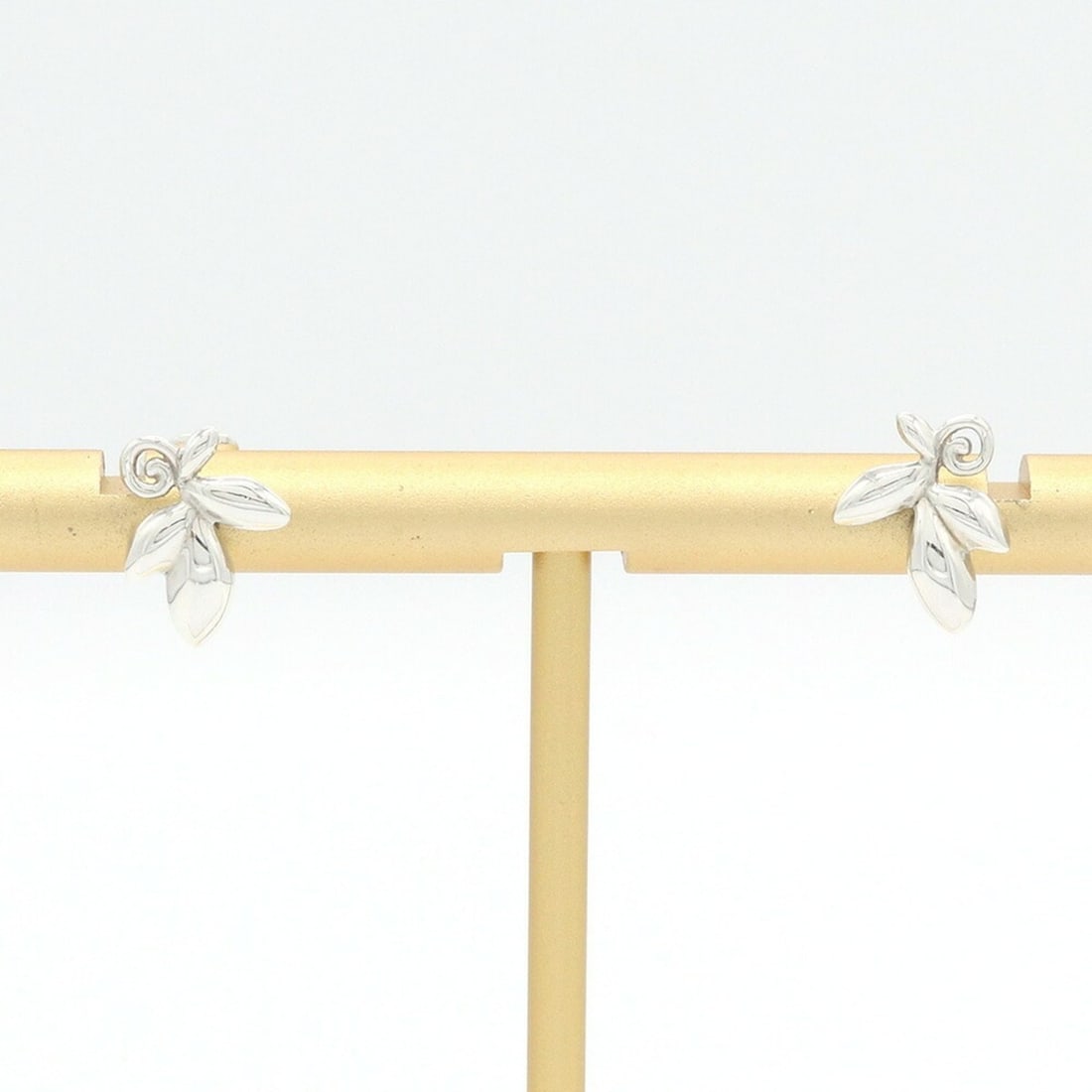 Tiffany & Co. Paloma Picasso Olive Leaf Earrings, Sterling Silver 925, Women's.: --- Catalog ---Category: SizeSize (HxWxD): 11.00mm x 9.00mm / 0.43'' x 0.35''Category: DesignType: Stud earringsColor: SilverGender: WomenMaterial: Sterling silver 925Category: GeneralBrand: