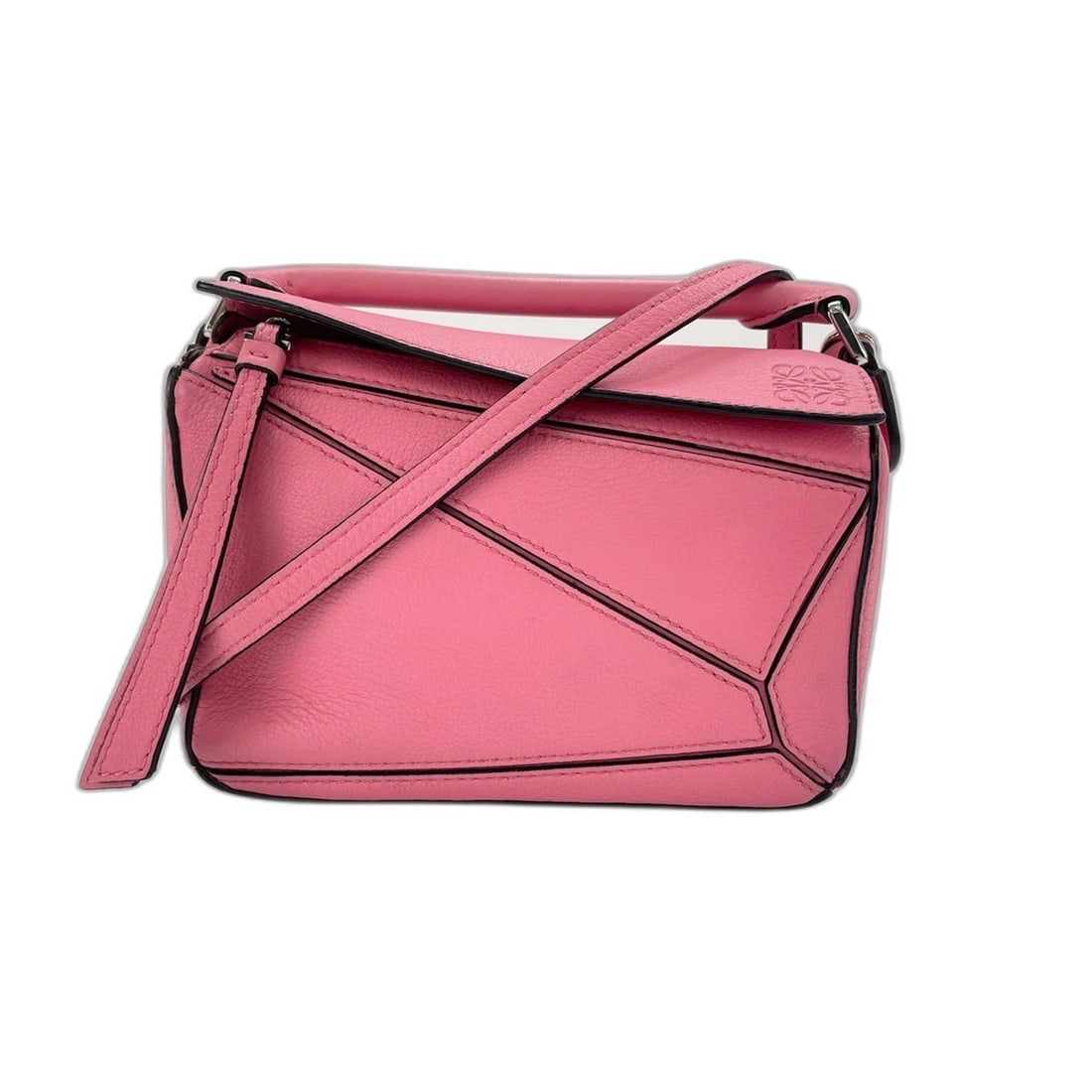 Loewe Mini Puzzle Bag Shoulder Pink: --- Catalog ---Category: SizeHandle Drop: 2.00cm / 0.79''Size (HxWxD): 13cm x 17cm x 7.5cm / 5.11'' x 6.69'' x 2.95''Strap Length: 115cm / 45.27''Category: DesignType: Shoulder bagColor: PinkGender: W